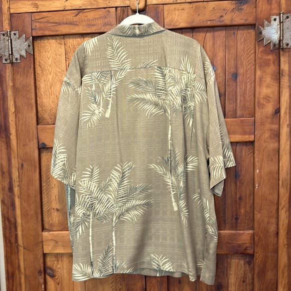 Tommy Bahama Button Down Shirt -Big and Tall - Picture 2 of 2